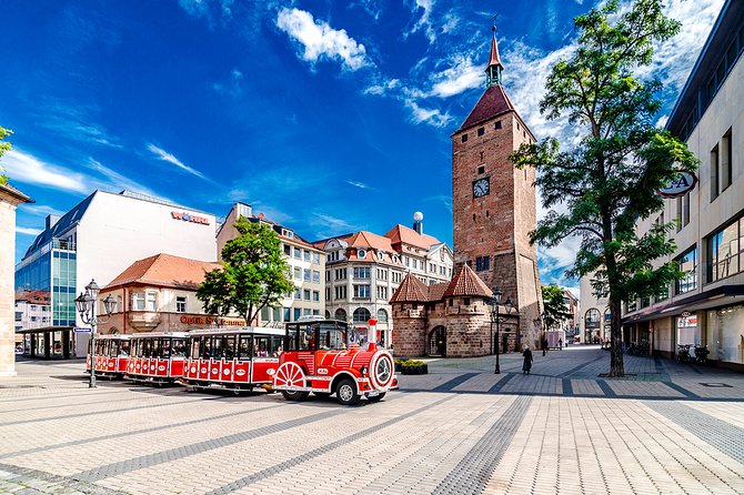 City tour through Nuremberg with the Bimmelbahn - Getting on board at Schöner Brunnen (and why Hallplatz matters in winter)
