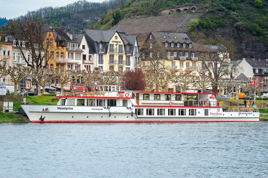 Cochem: Panoramic Cruise on the Moselle River - KD Ticket Office to your seat: getting onto the boat without stress