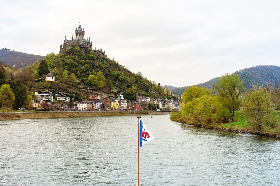 Cochem: Panoramic Cruise on the Moselle River - What you can order onboard: wine, apple pie, and the “small treat” approach