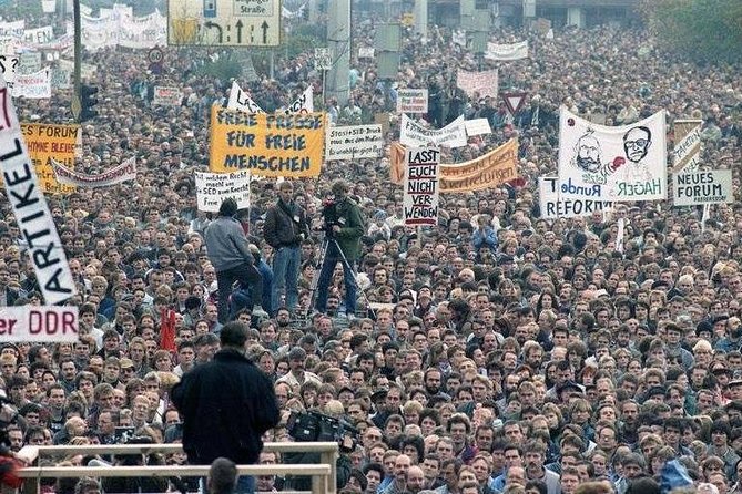 Cold War, Berlin Wall, Spies and the East Side Gallery - Starting at Tränenpalast, where departures felt final