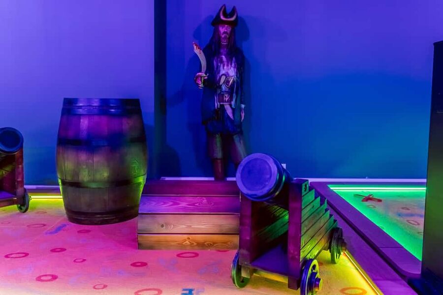 Cologne: Adventure Minigolf - Interactive tour through movie sets! - Your start: introduction plus a guided tour of the interactive stations