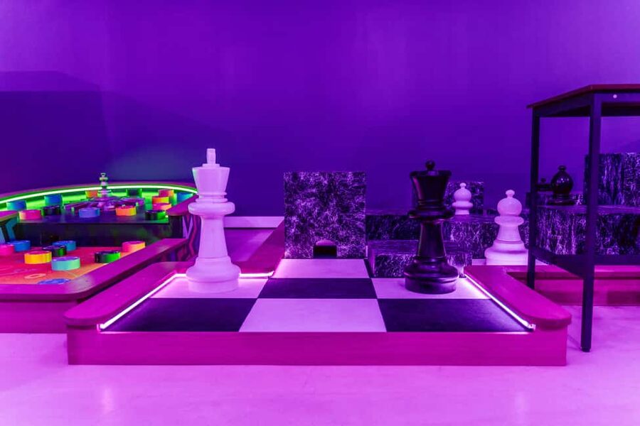 Cologne: Adventure Minigolf - Interactive tour through movie sets! - The 16 courses: mini golf with movie set storytelling