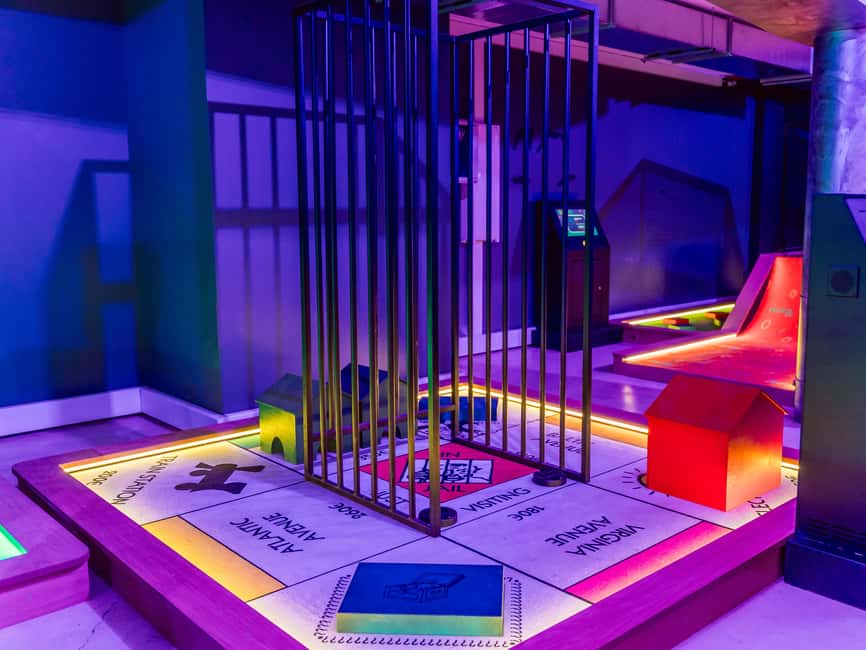 Cologne: Adventure Minigolf - Interactive tour through movie sets! - Crowds, lane spacing, and how to keep it smooth