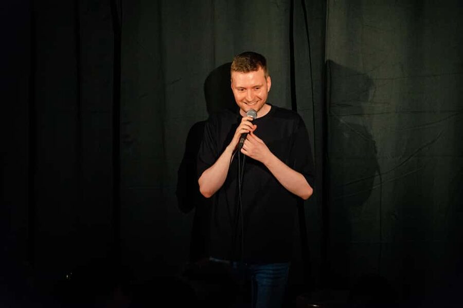 Cologne: Best Stand-up-Comedy Open Air with laugh guarantee - How the show runs: four acts, one host, and crowd-driven improv