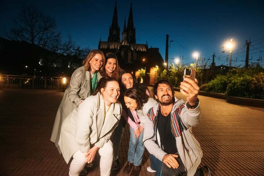Cologne: Cologne Cathedral & Old Town in the evening - interactive tour with projector - Key highlights to look for
