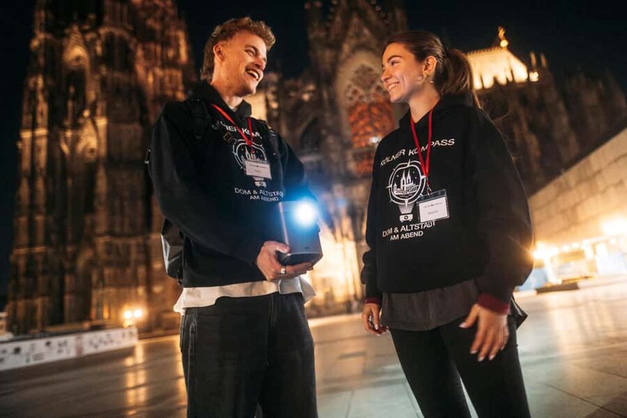 Cologne: Cologne Cathedral & Old Town in the evening - interactive tour with projector - Why an evening Cologne walk with projector history works
