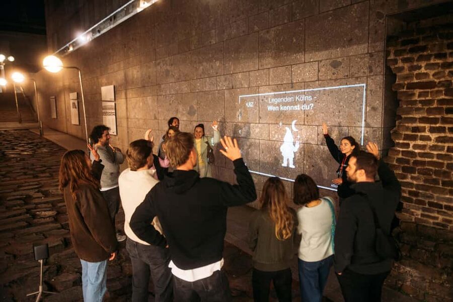 Cologne: Cologne Cathedral & Old Town in the evening - interactive tour with projector - Cologne Cathedral stop, photo time plus the stories you do not get from a guidebook