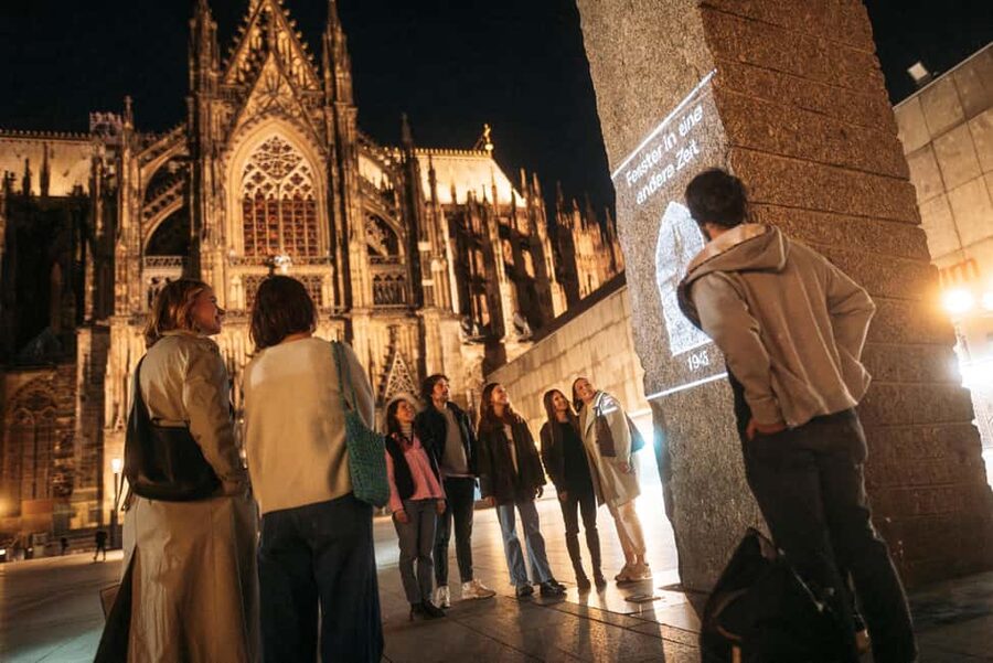 Cologne: Cologne Cathedral & Old Town in the evening - interactive tour with projector - From projected Roman scenes to narrow Old Town streets