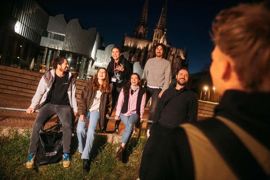 Cologne: Cologne Cathedral & Old Town in the evening - interactive tour with projector - The Rhine banks and photo spots that actually help