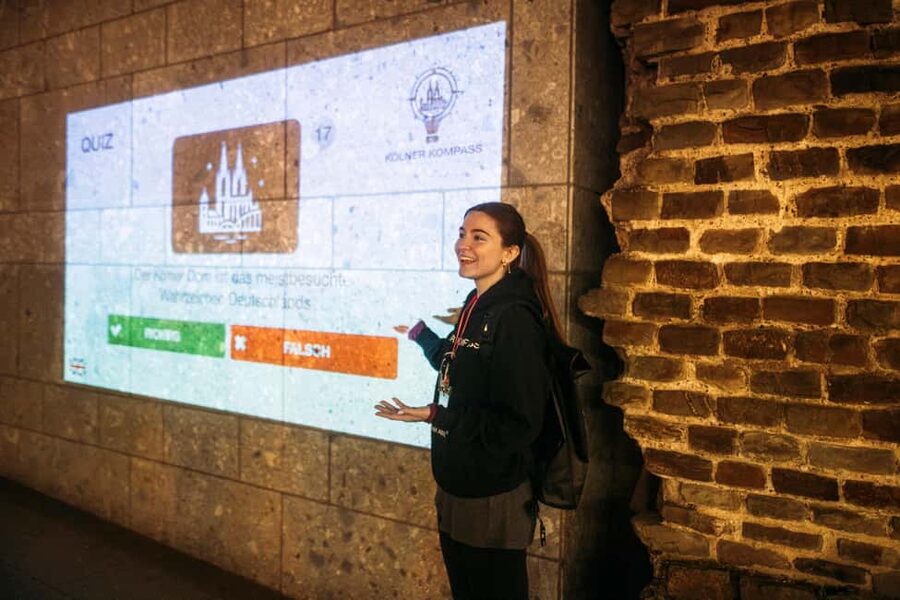 Cologne: Cologne Cathedral & Old Town in the evening - interactive tour with projector - Live quiz on your smartphone, no app required
