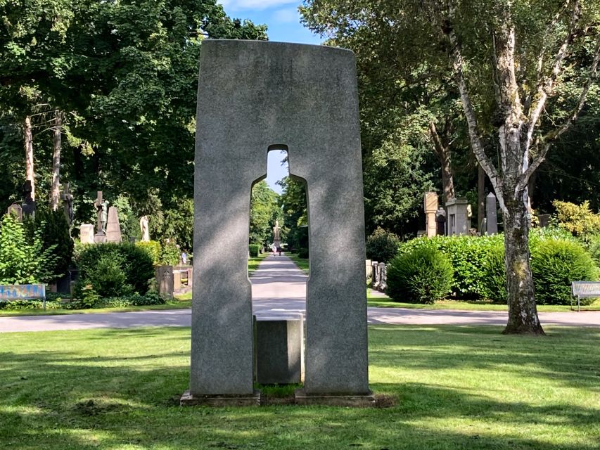 Cologne: Guided Tour of Melatenfriedhof - Your guide can make or break this kind of tour