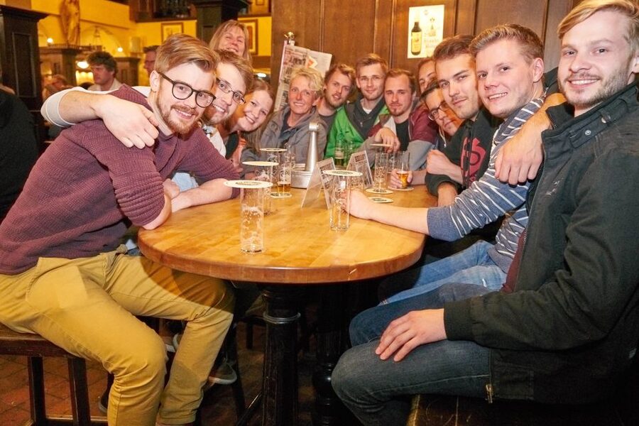 Cologne: Kölsch Beer and Brew House 2-Hour Tour - Hennes am Dom, Heinzelmännchenbrunnen, and Choosing Your Next Pint