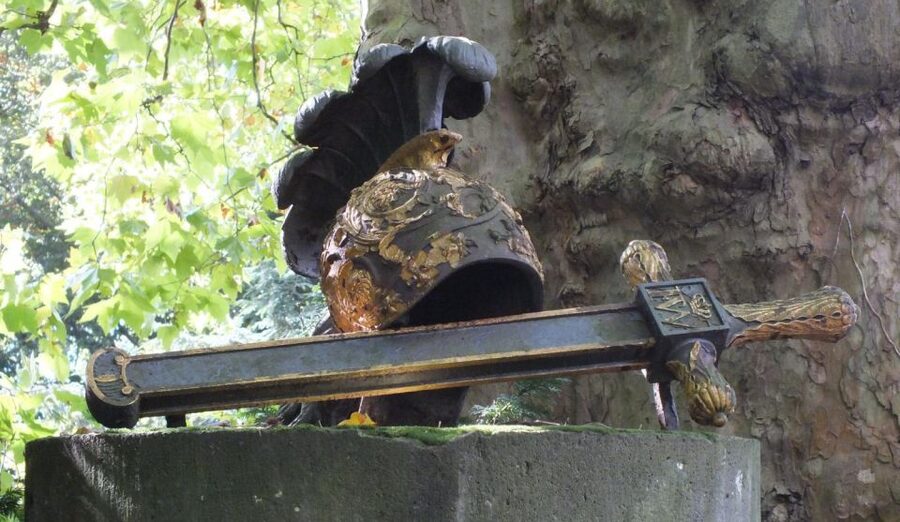 Cologne: Melaten Cemetery Life, Love and Death Tour - Visiting burial sites of Cologne’s important historic figures