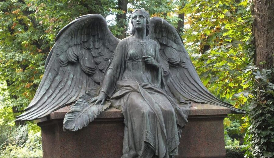 Cologne: Melaten Cemetery Life, Love and Death Tour - Guide style in German: Ede, humor, and staying power
