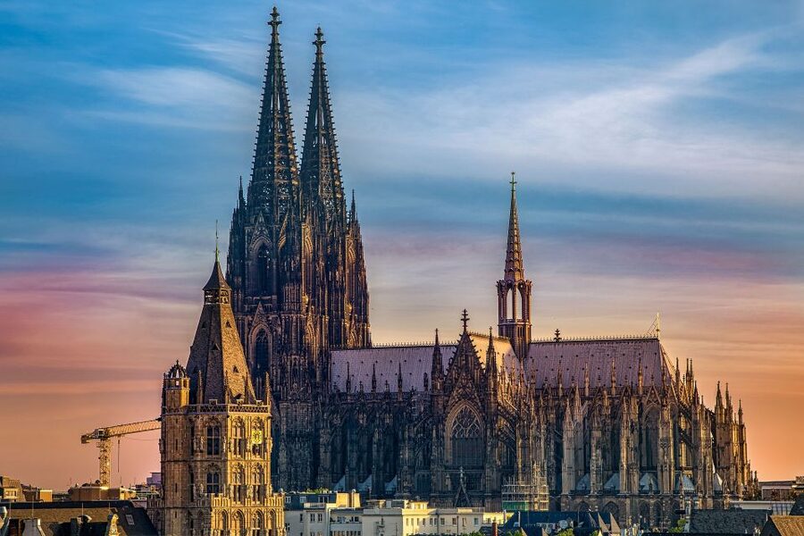 Cologne: Old Town Highlights Walking Tour - Largest Romanesque Church Stop, Then Alleyways to the Oldest Markets