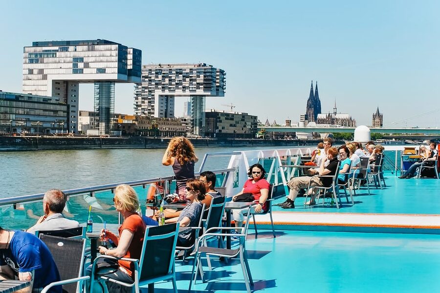 Cologne: Panoramic City Cruise - Bar and Service: Drinks at Your Table, Not a Chaotic Line