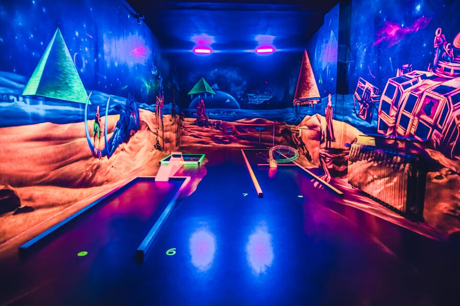Dresden: 3D black light minigolf in the Barock Eventpark - Who this indoor UV mini golf is best for in Dresden