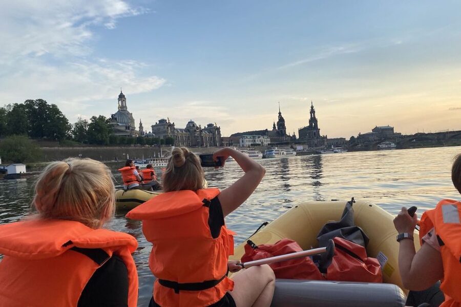 Dresden: Bootstour im Schlauchboot durch die Altstadt - Beer garden breaks that actually fit into a boat day