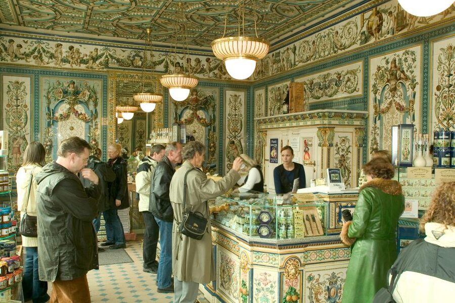 Dresden Neustadt: Scavenger Hunt Self Guided Tour - Pfunds Molkerei and the outer Neustadt scene district feel
