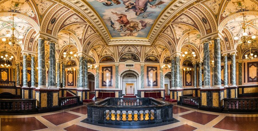 Dresden: Semperoper Guided Tour for Families - Entering the Semperoper, and what to expect from the guided format