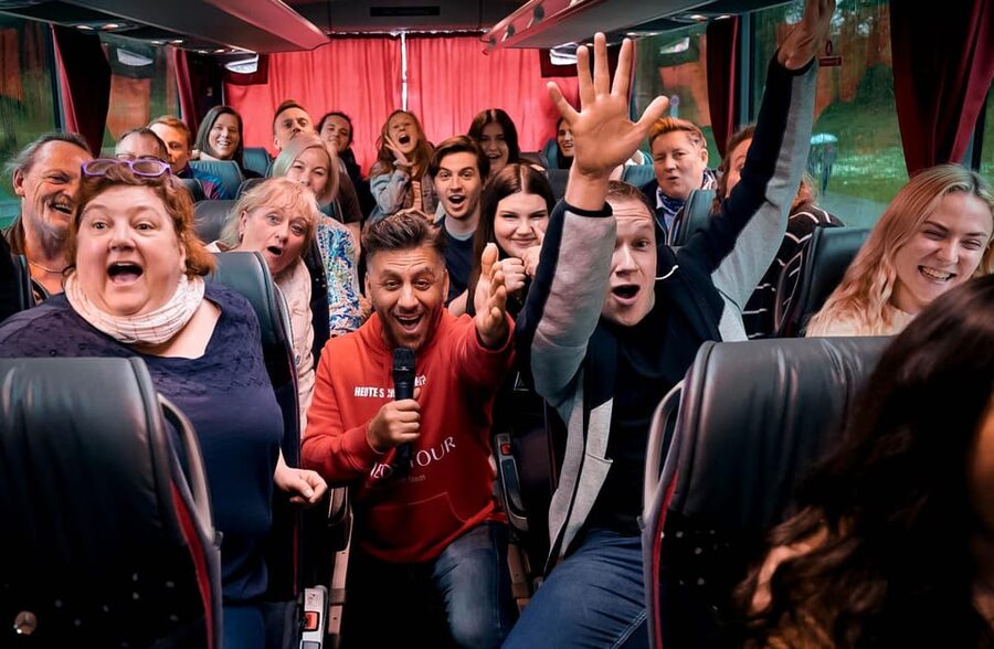 Düsseldorf: 1.5-Hour Comedy Bus Tour - The 90 minutes: a moving show with city-center pace
