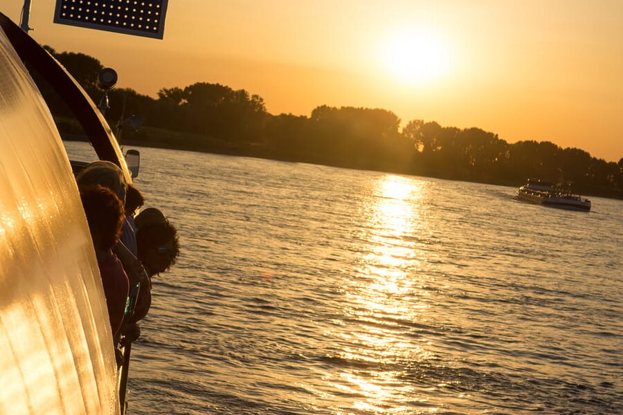 Düsseldorf: 2-Hour Evening Rhine River Cruise with Live DJ - Best seating strategy: how to avoid the indoor reflection problem