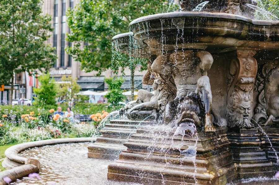 Düsseldorf: Guided City Architecture Walking Tour - Pace, photo stops, and how to get the most from the guide