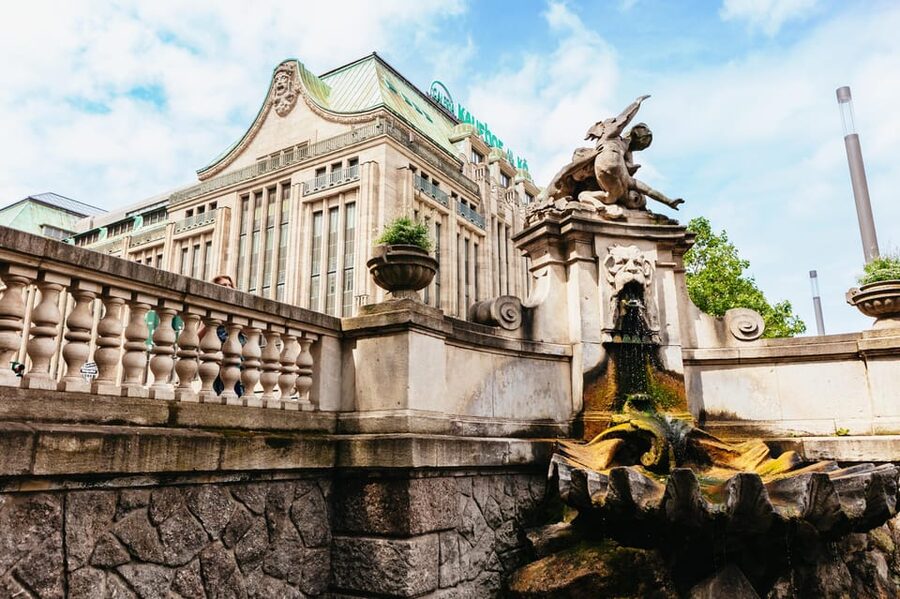 Düsseldorf: Guided City Architecture Walking Tour - Shared group or private: picking the right vibe