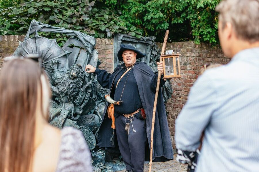 Düsseldorf: Guided Tour with a Night Watchman - Meeting outside Kunstakademie Düsseldorf, then walking into the old town glow