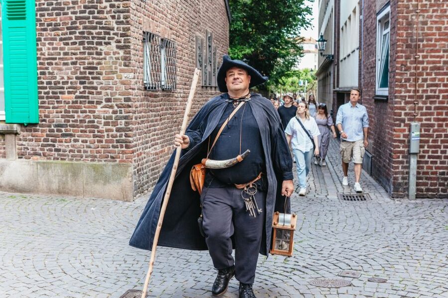 Düsseldorf: Guided Tour with a Night Watchman - Guide energy, small groups, and why reviews keep pointing to it