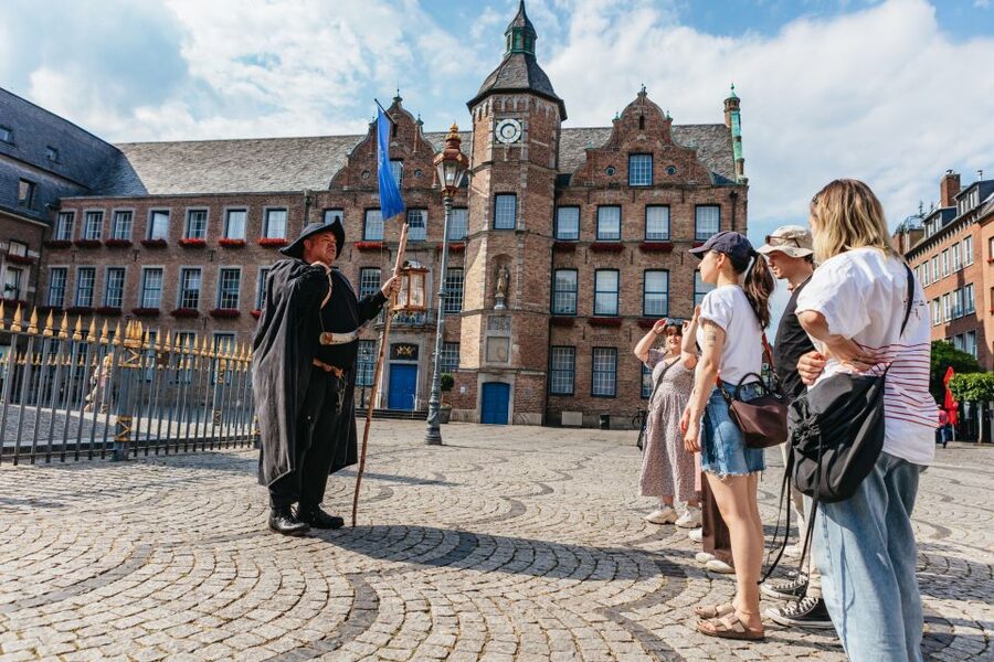 Düsseldorf: Guided Tour with a Night Watchman - Who should book this Düsseldorf night watchman tour, and who might want a different option