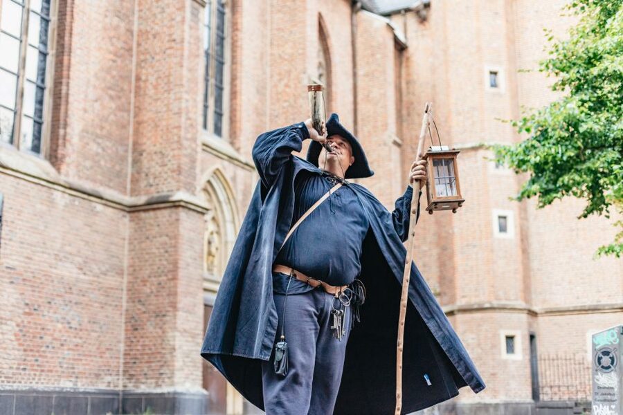 Düsseldorf: Guided Tour with a Night Watchman - St. Lambert’s Church, Burgplatz, and Schlossturm: what the guide focuses on