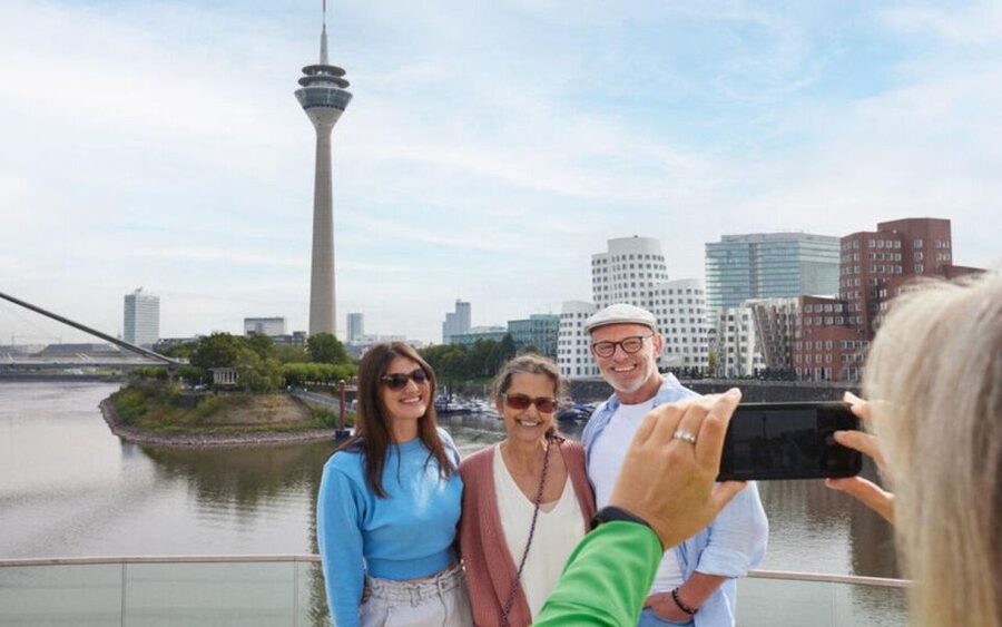 Düsseldorf: MedienHafen Tour - Meeting at Apollo Varieté, then building momentum fast
