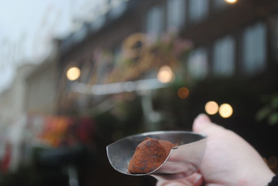 Düsseldorf: Sweet Treats Guided Walking Tour of Old Town - Entering Düsseldorf Old Town the sweet-way