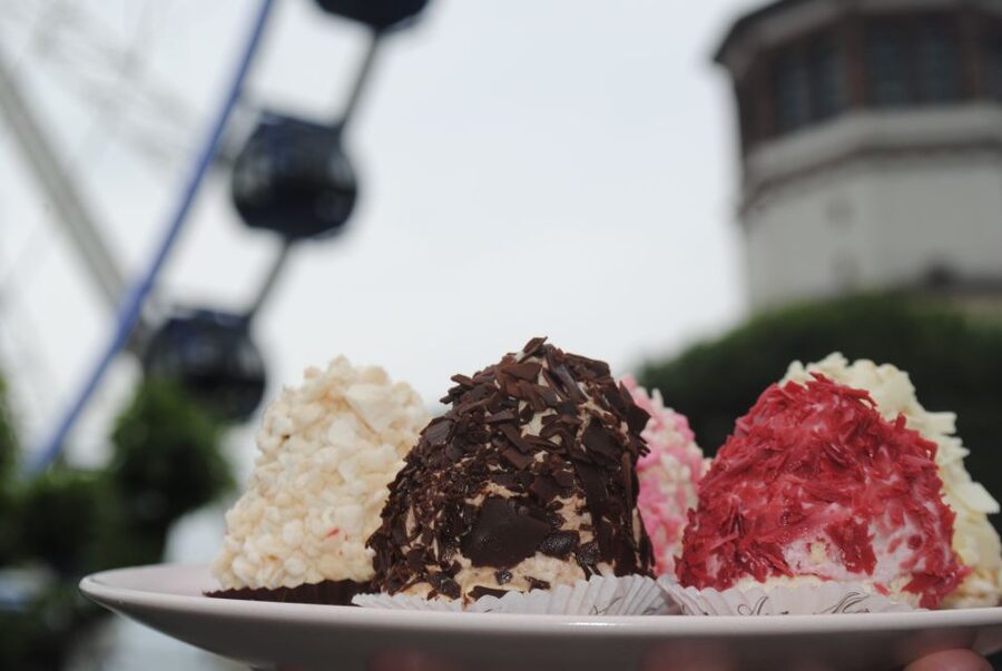 Düsseldorf: Sweet Treats Guided Walking Tour of Old Town - What you actually get: 5 sweets plus coffee