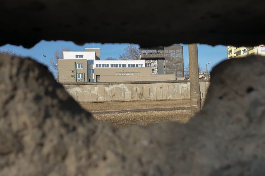 East Berlin and the Wall: Walking Tour - Group size, languages, and what your guide brings to the route