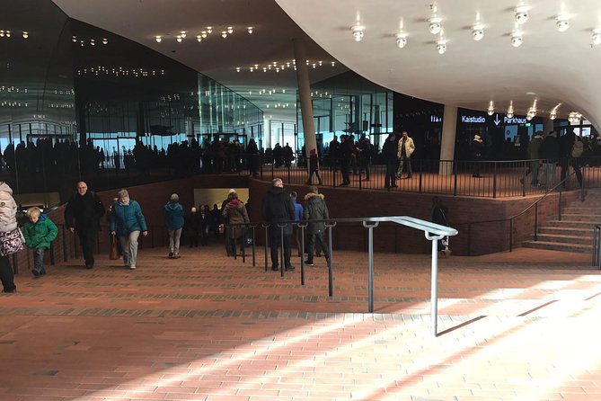 Elphi Plaza Führung - Stop 1 at Baumwall: A 10-Minute Start That Sets the Tone