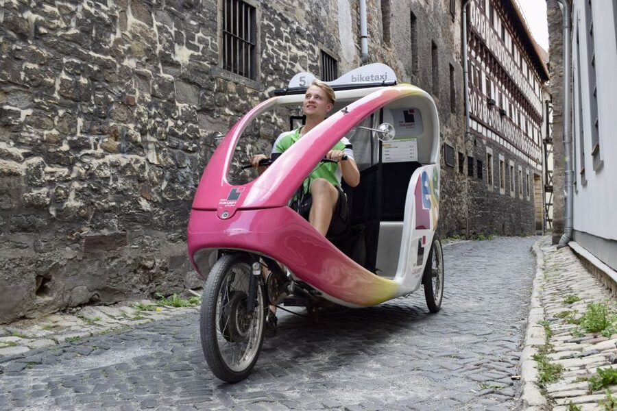 Erfurt: Private Guided Classic Old Town E-Rickshaw Tour - Photo Stops, Snack Timing, and Staying Comfortable