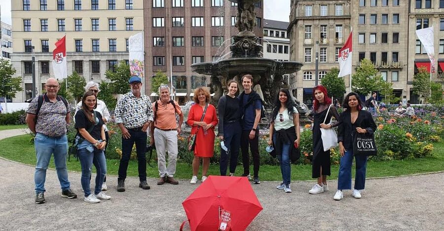 Explore Düsseldorf with Passionate tour guides! - The guide makes it: humor, acting, and memorable storytelling