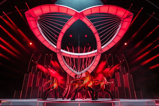 FALLING | IN LOVE Grand Show at Friedrichstadt-Palast Berlin - Language and Storyline Reality Check