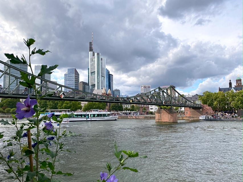 Frankfurt: Discover the heart of Frankfurt - a city tour in German - Moving from the square to the stories: Kaisersaal and the river links