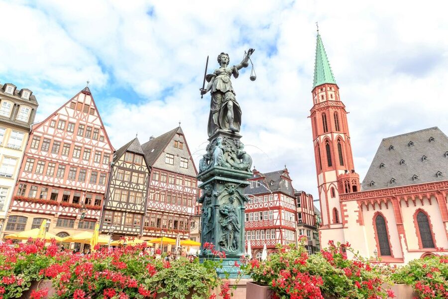 Frankfurt: Guided Bike Tour - Old Town at bike speed: Römer, cathedral area, and half-timbered squares