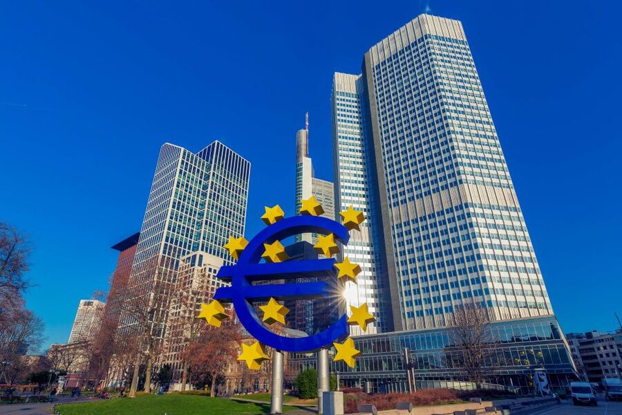 Frankfurt: Guided Bike Tour - Wallanlagen green belt: traffic-free riding and skyline views without the stress