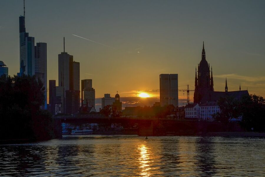 Frankfurt: Guided Bike Tour - European Central Bank Tower and Oosten bar: old market history meets modern views