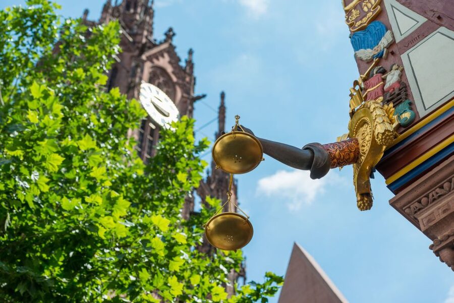 Frankfurt: New Old Town and Highlights German-Language Tour - Römerberg Start at the Römer: Where Frankfurt Feels Official