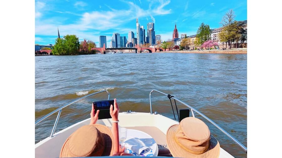 Frankfurt: Private Sport Boat Tour - Speed, Fun & Skyline - How the 75 minutes are paced, fast run plus skyline viewing