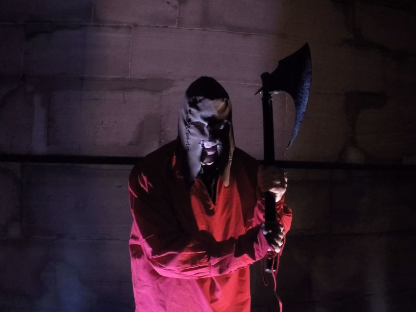 Frankfurt: Scary Sightseeing Tour with The Hangman - Starting at Domplatz, Finding the Red Robe and Mask