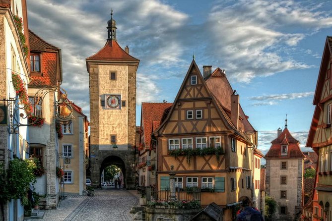 Frankfurt Super Saver: Neuschwanstein Castle and Rothenburg Day Trip - Blade Gate stop and the “best photo angles” mindset