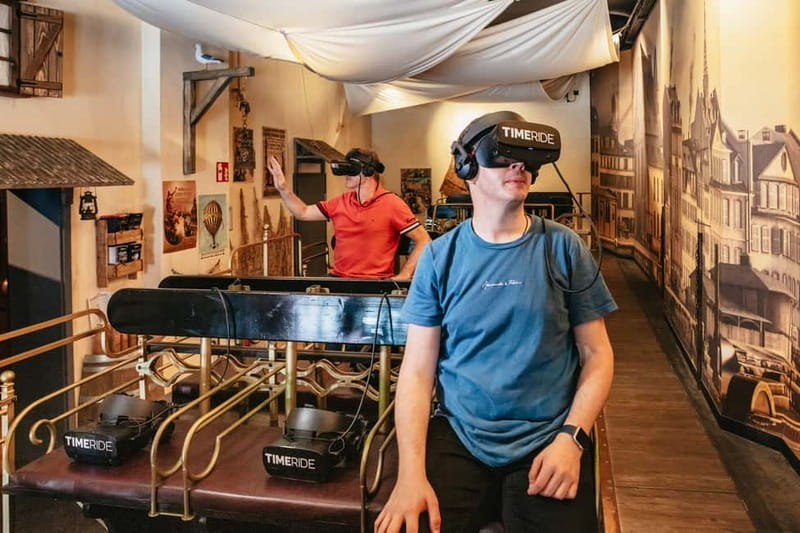 Frankfurt: Virtual Reality Time Travel Experience Ticket - The guide and the small-group pace