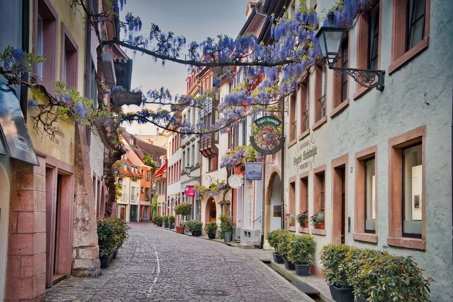 Freiburg im Breisgau: old town privat walking tour Italian - Meet Irene, your Italian guide, and how the tour really works